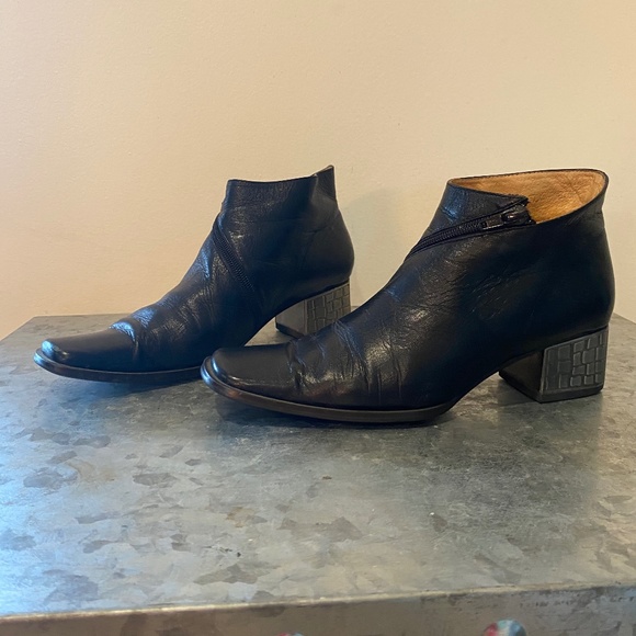 SENDA leather short boot - Picture 1 of 4